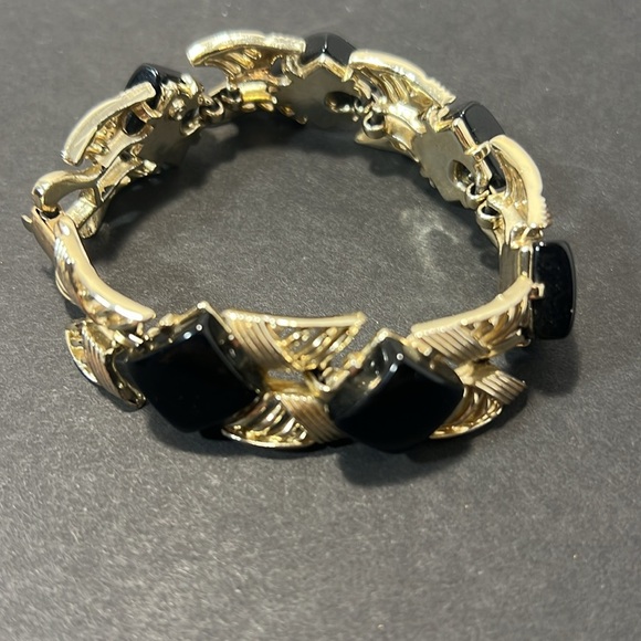 Vintage Coro Bracelet Gold Tone with Black Thermoset Lucite. WA276 - Picture 2 of 3